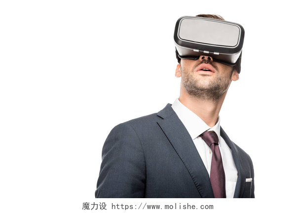 色背景下的一个商务男人戴着VR眼镜年轻商人使用虚拟现实耳机在白色隔离 